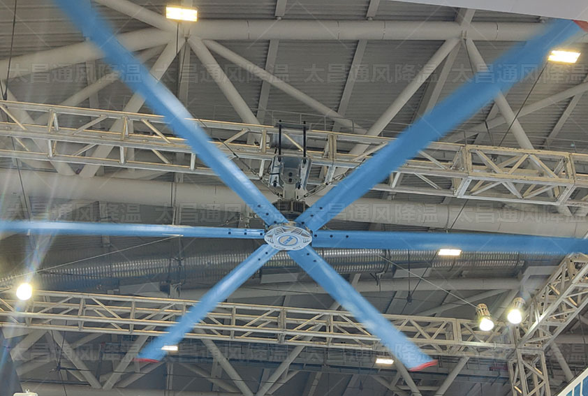 工業(yè)大風(fēng)扇在高溫悶熱環(huán)境下的優(yōu)勢(shì)